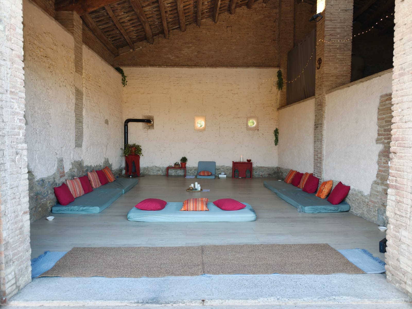 Sala principal de La Casa de TER-NURA preparada para un encuentro