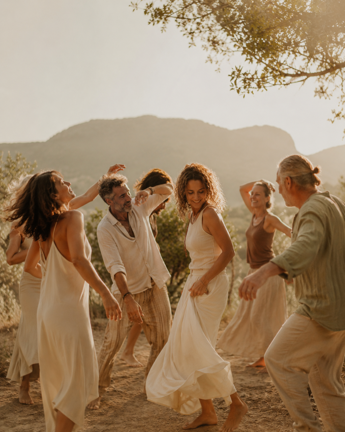 Grupo de personas bailando libremente en la naturaleza